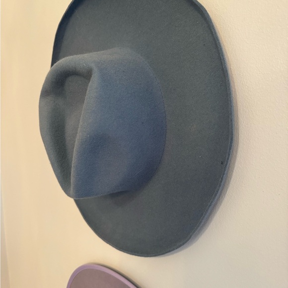 4 Olive and pique hats - Picture 2 of 8